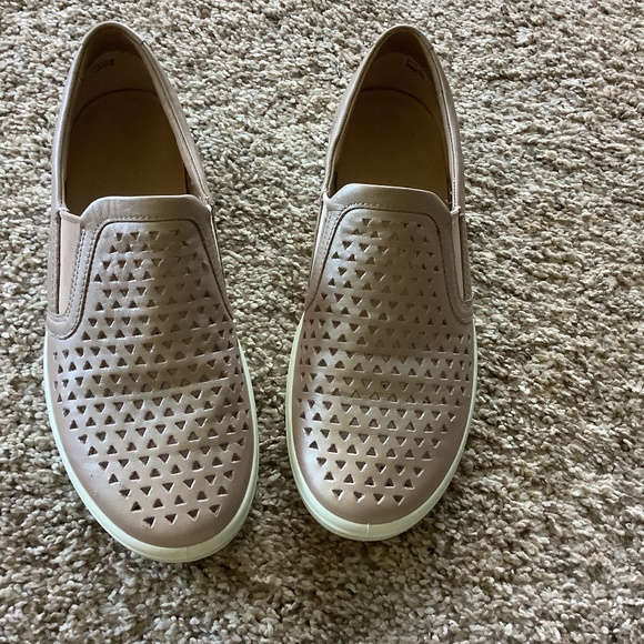 ECCO Leather Perforated Slip On Sneaker US SZ 7 GRAY ROSE - Picture 1 of 5